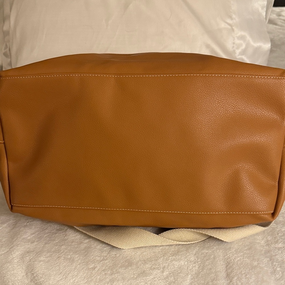 ๐Old Navy Beige and Tan Travel Bag with adjustable straps - Picture 5 of 10